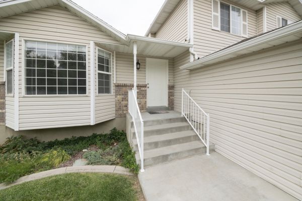 Cost of White Vinyl Siding Replacement in Arlington Heights